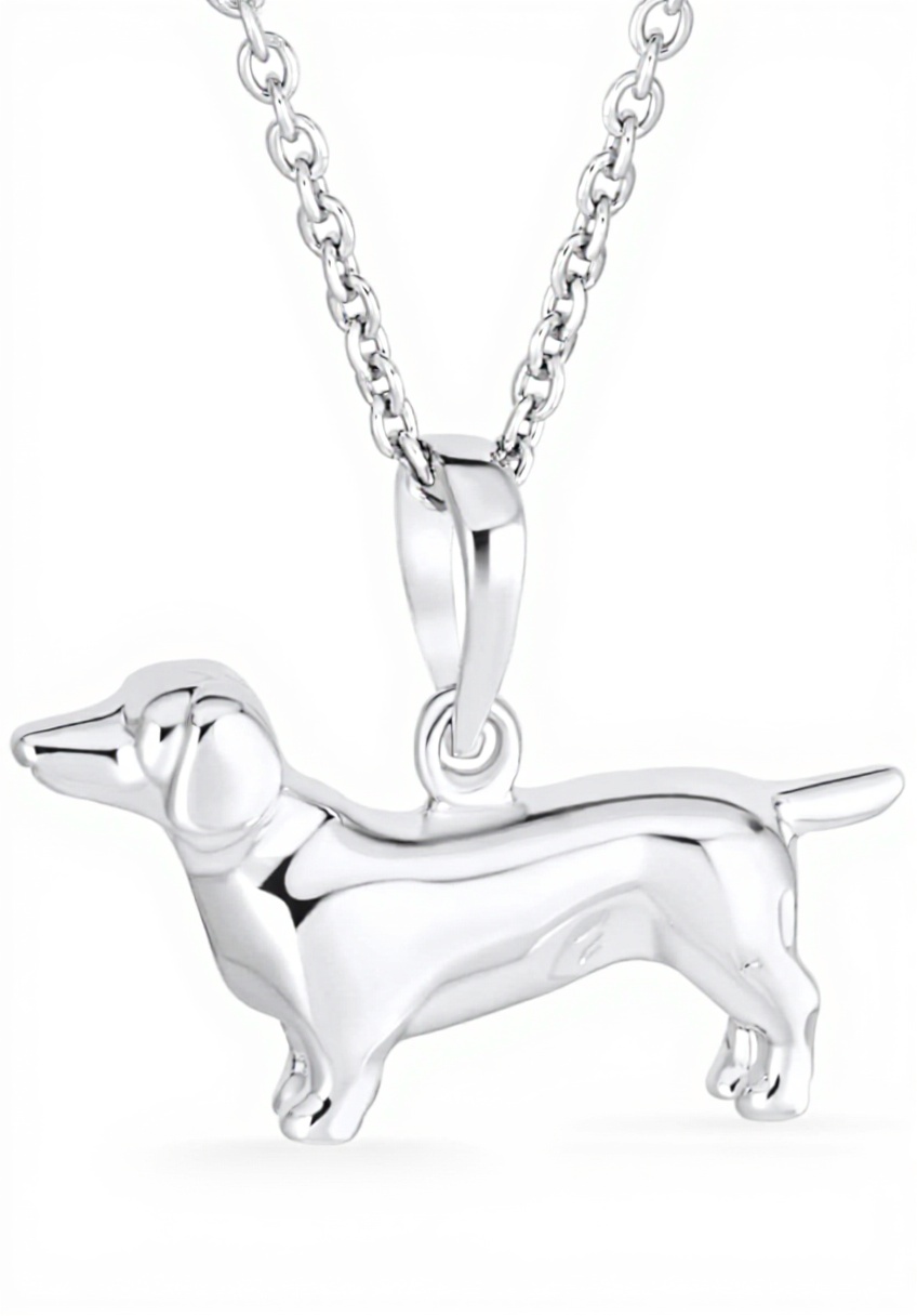 Collier Pendentif Teckel en Argent Sterling .925 porté par une femme, montrant les détails du pendentif et la chaîne